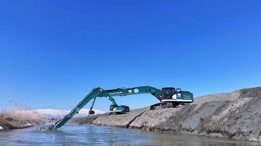 Erzincan’da tahliye kanallarında bahar temizliği