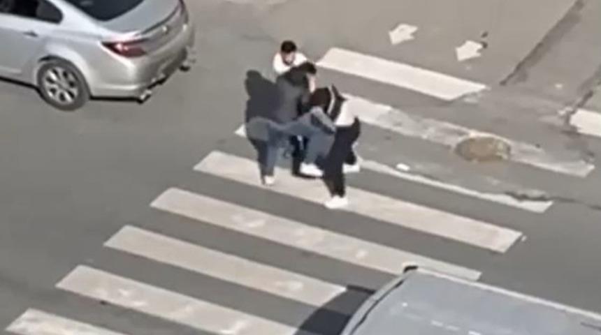 Esenyurt'ta korku dolu anlar! Kavga ettiği kişiyi böyle ezmeye çalıştı