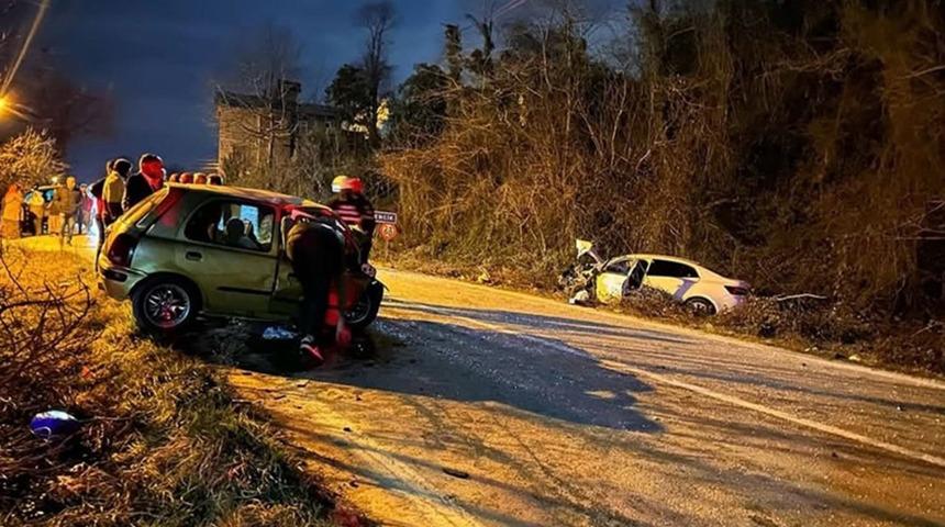 İki otomobil kafa kafaya çarpıştı! 1 kişi hayatını kaybetti