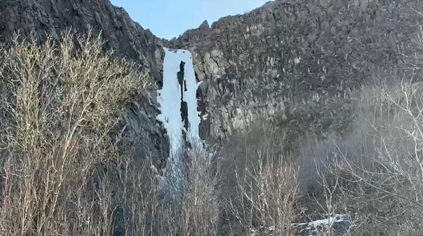 Sivas'ın saklı güzelliği Suçatı Şelalesi'nde 65 metrelik buz sarkıtı oluştu! Kartpostallık görüntüler ortaya çıktı