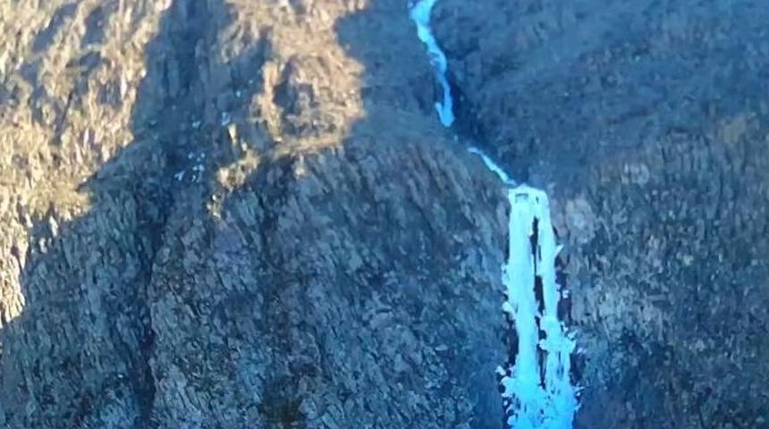 Sivas'ın saklı güzelliği Suçatı Şelalesi'nde 65 metrelik buz sarkıtı oluştu