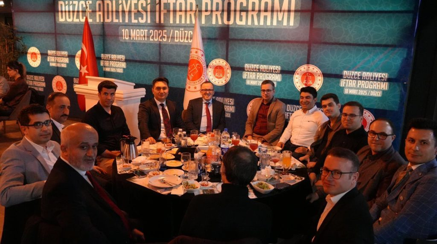 Düzce Cumhuriyet Başsavcısı Yasin Emre, Düzce Adliyesi’ni iftarda buluşturdu! Geleneksel iftarlar yaşatılıyor.