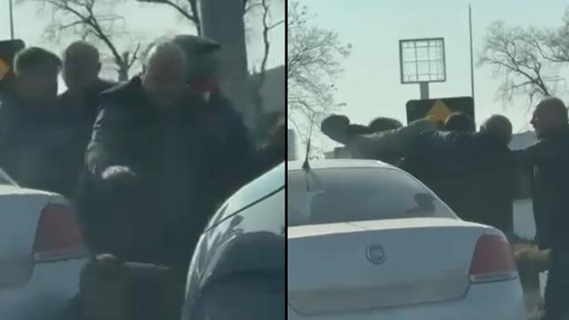 Bursa’da yol verme kavgasında yumruklar havada uçuştu