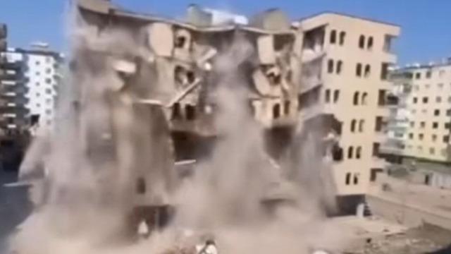 Diyarbakır'da depremden kalan 6 katlı bina, yıkım sırasında çöktü! Ağır hasarlıydı