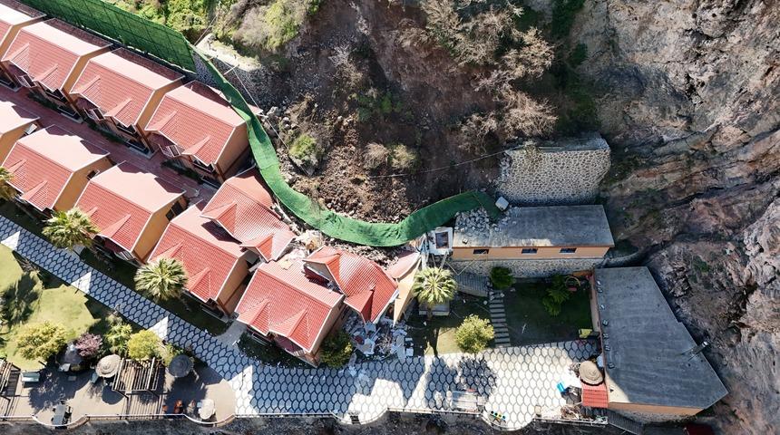 Artvin’de bir otelin istinat duvarı çöktü: 1 kişi yaralandı!