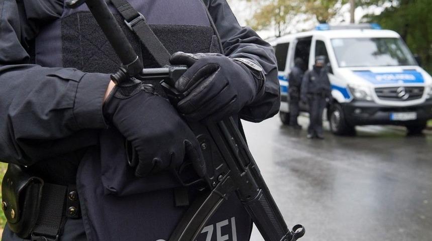 Alman polisi baskında bir Türk’ü öldürdü