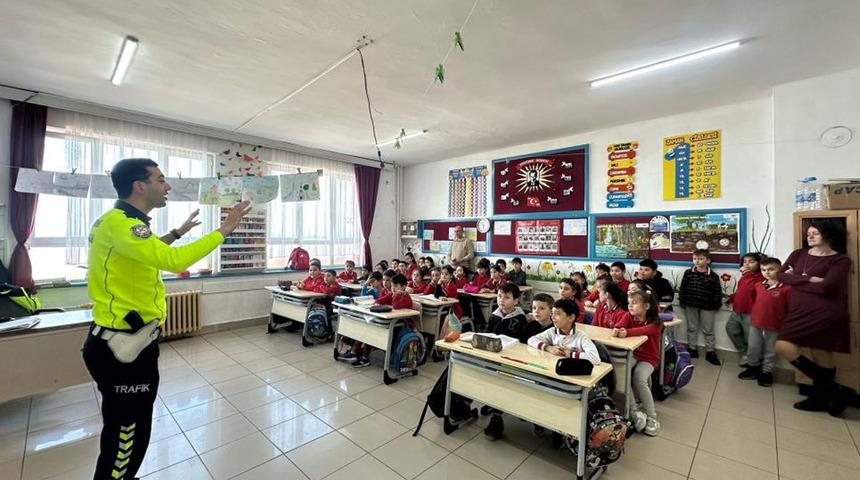 Polislerden öğrencilere trafik eğitimi