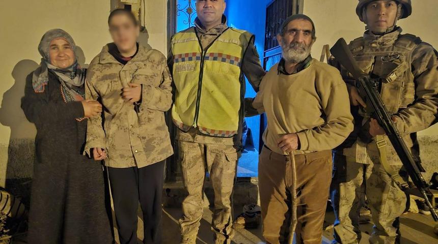 Siirt'te kaybolup köyden uzaklaşan zihinsel engelli çocuğu jandarma buldu