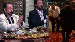 Ünlü şarkıcı Adnan Oktar'ın sıra gecesinde sahne aldı!