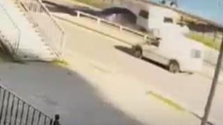 Çarpışan otomobil ile minibüs takla attı