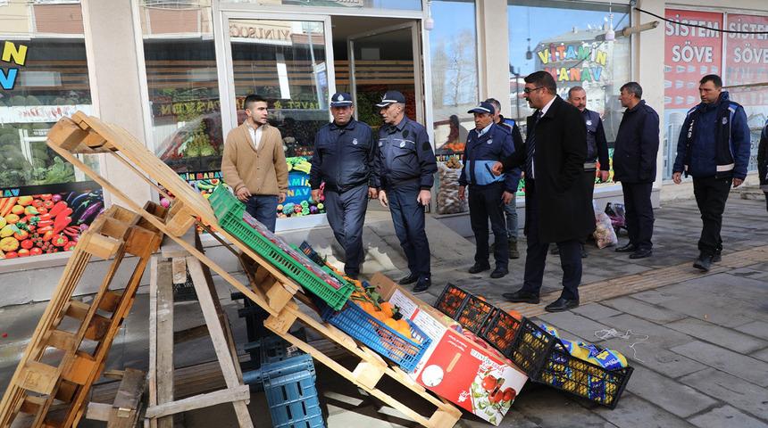 Bu da 'kaldırım' denetimi! Kars Belediyesi duruma el koydu:  "Kaldırımlarda yürümek artık daha kolay olacak"