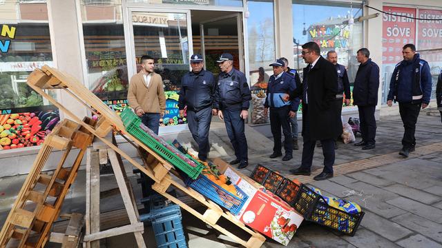 Bu da 'kaldırım' denetimi! Kars Belediyesi duruma el koydu:  Kaldırımlarda yürümek artık daha kolay olacak