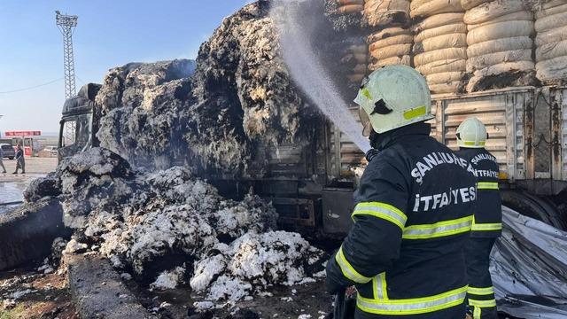 Şanlıurfa'da seyir halindeki pamuk yüklü tır alev alev yandı! 5 milyon TL'lik zarar!