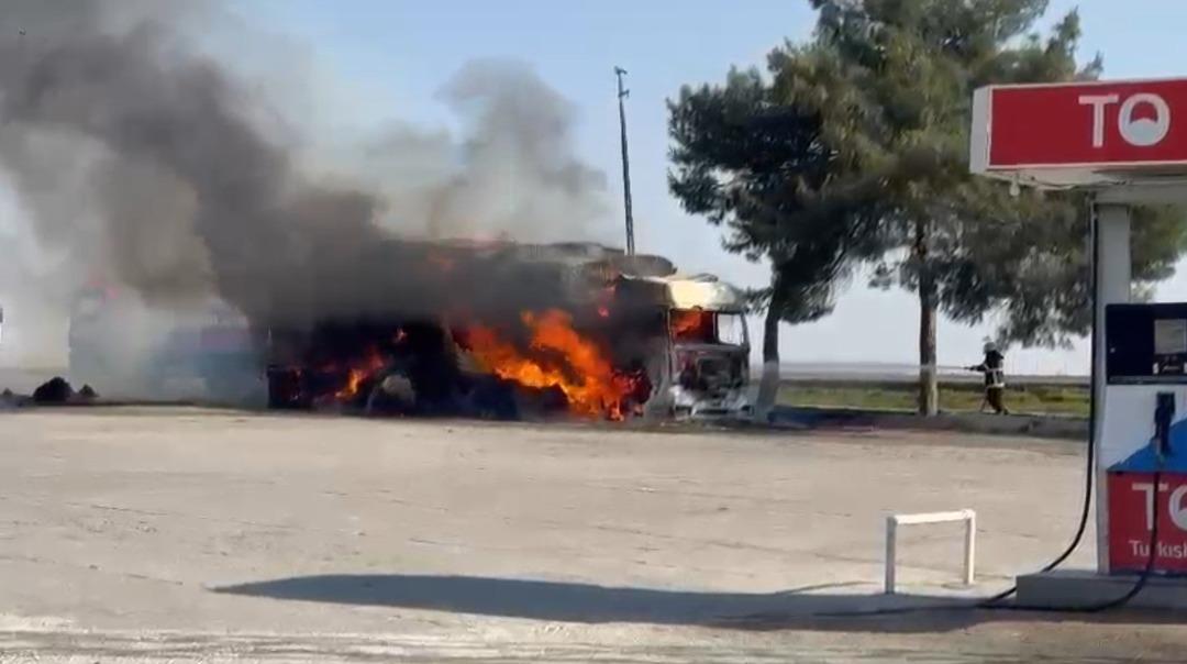 Şanlıurfa da seyir halindeki pamuk yüklü tır alev alev yandı! 5 milyon TL lik zarar! 2