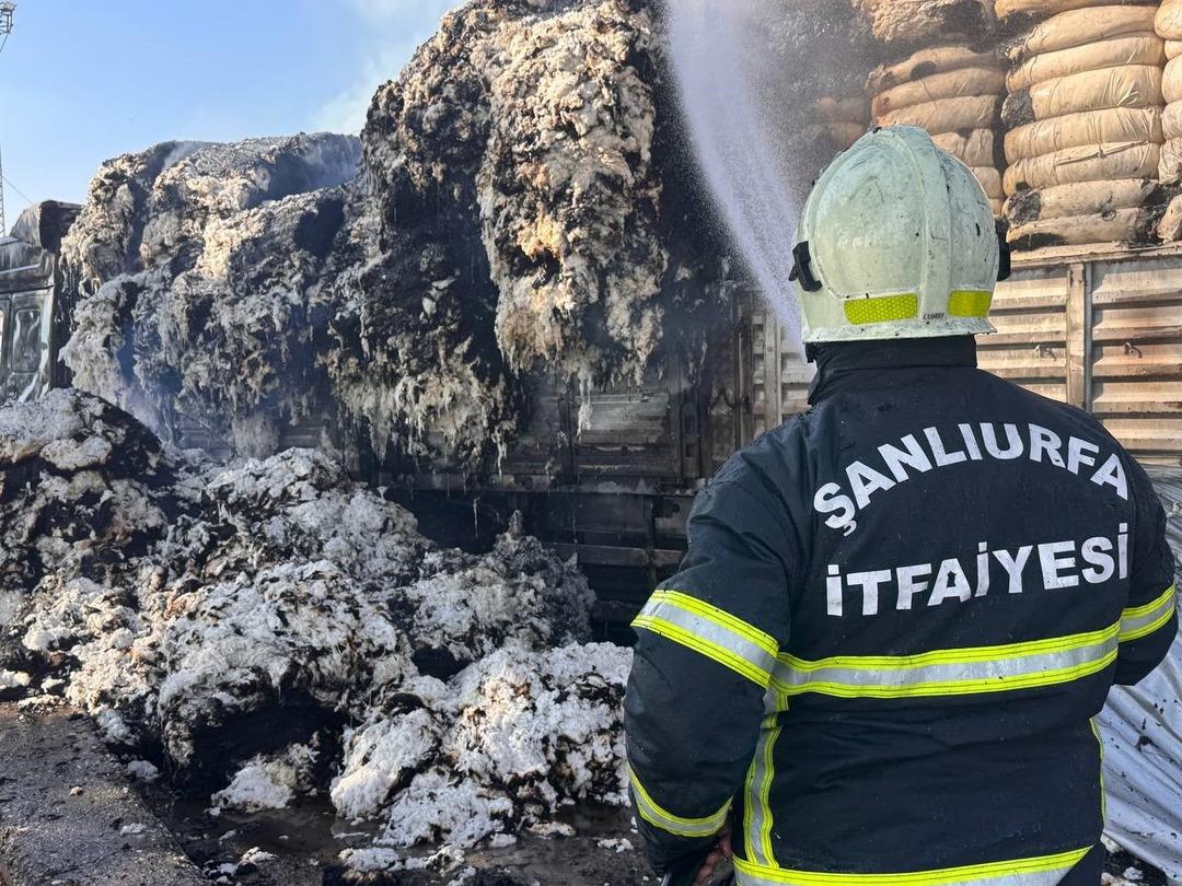 Şanlıurfa da seyir halindeki pamuk yüklü tır alev alev yandı! 5 milyon TL lik zarar! 1