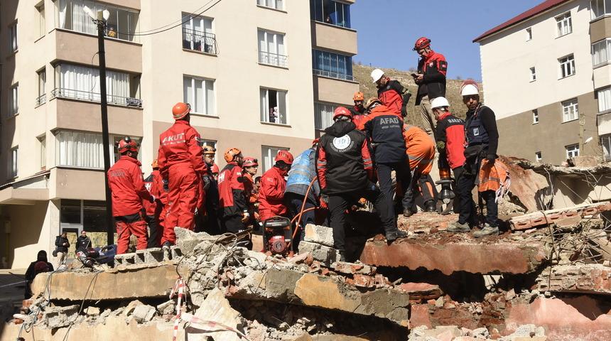 Bitlis'te gerçeği aratmayan deprem tatbikatı! Enkaz altında kalan yaralıları tek tek çıkardılar...