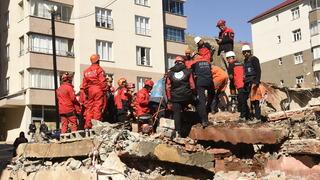 Bitlis'te gerçeği aratmayan deprem tatbikatı! Enkaz altında kalan yaralıları tek tek çıkardılar...