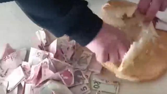 Dilenciden inanılmaz taktik! Ramazan pidesinin içine saklamış... Polis bile şaşırdı