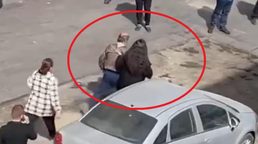 Kendisine tacizde bulunduğunu iddia ettiği adamı yakasından tutup polise teslim etti! 