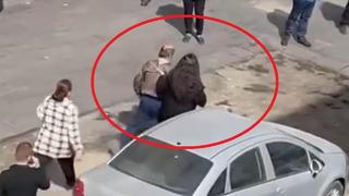 Kendisine tacizde bulunduğunu iddia ettiği adamı yakasından tutup polise teslim etti! 