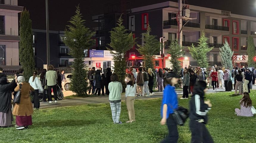 Kız öğrenci yurdunda yangın paniği! İtfaiye büyümeden söndürdü