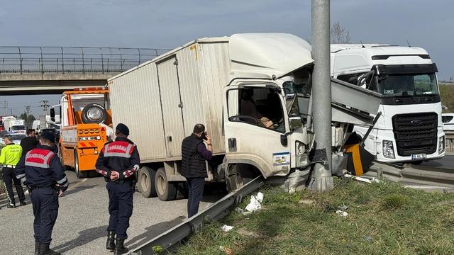 Kamyonet yön tabelasına ok gibi saplandı: 2 yaralı