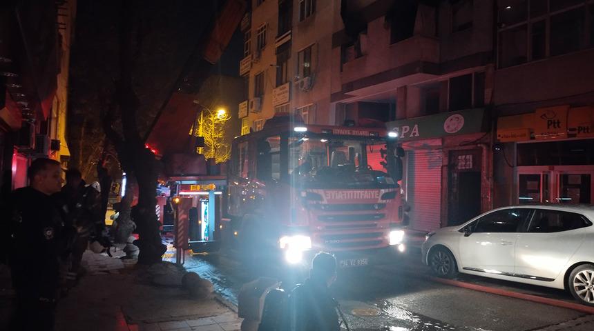 Kartal'da korkutan yangın! Metruk binanın çatısında çıkan yangın paniğe neden oldu