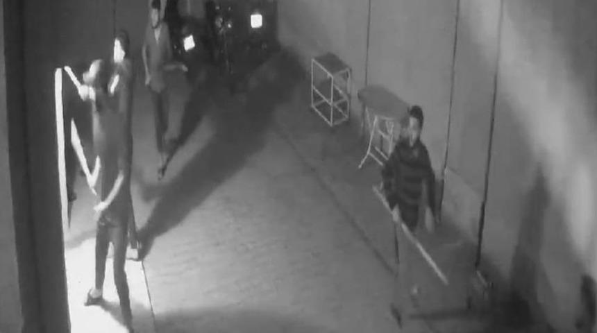 Adana'da sopalı ev baskını! Genci darbettiler