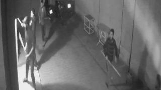 Adana'da sopalı ev baskını! Genci darbettiler