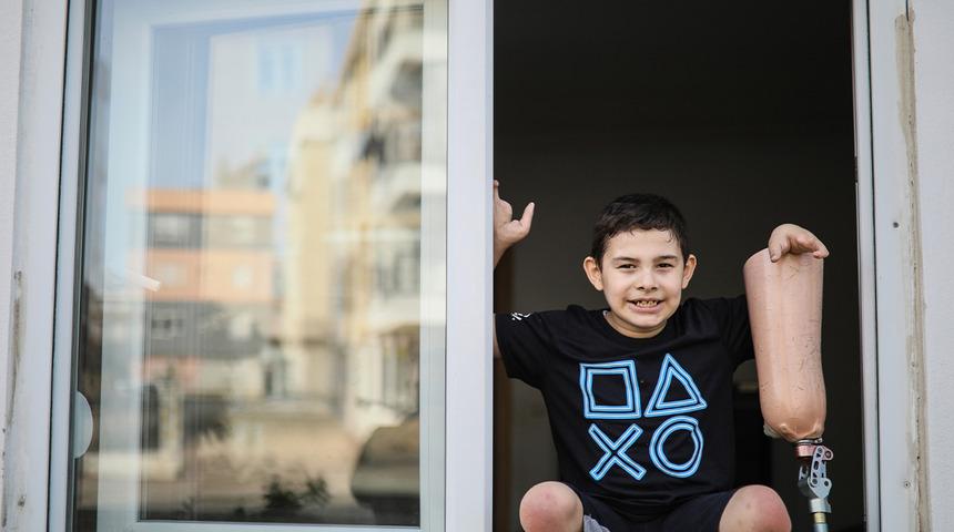 Protez bacaklarının borcu ödenemediği için banka icraya vermişti! Küçük Aras'ın protez bacak borcunu iş insanı ödedi