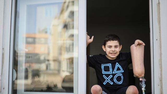 Protez bacaklarının borcu ödenemediği için banka icraya vermişti! Küçük Aras'ın protez bacak borcunu iş insanı ödedi