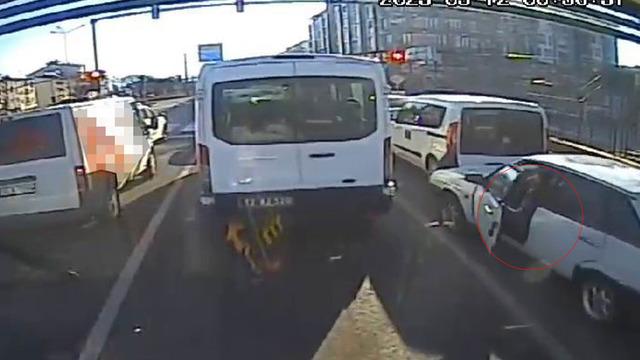 Bingöl'de bir garip kaza! Sürücü panikle aracını terk etti, metrelerce peşinden koşmak zorunda kaldı: Anbean kameralara yansıdı