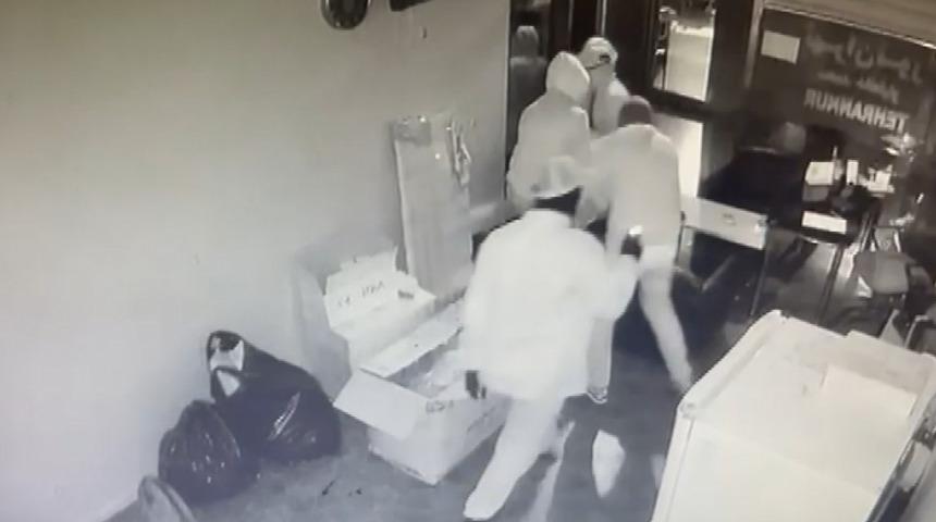 Fatih'te 5 şüpheli girdikleri dükkandaki içi para dolu kasayı çaldı! Dolarlar, eurolar, çekler...