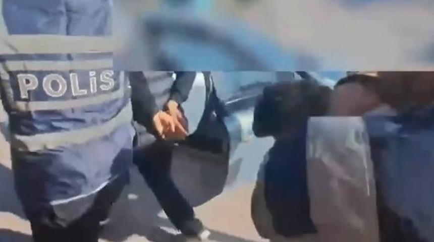 Aracın önünü keserek cep telefonu çalan şahıslar yakalandı