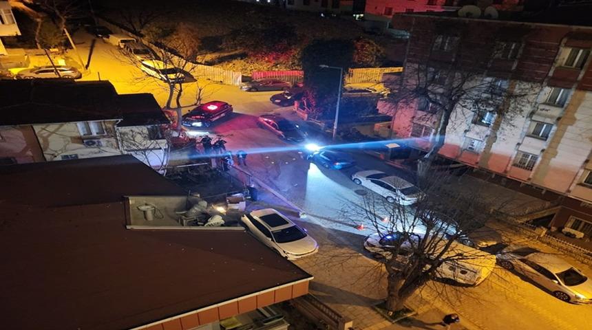 Motosikletli şüpheliler park halindeki otomobile ateş açtı