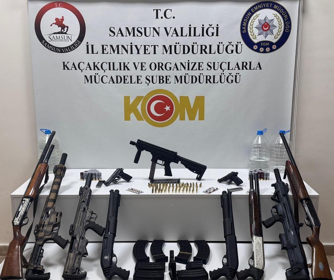 Samsun da eğlence mekanına operasyon! Silah, mühimmat ve uyuşturucu ele geçirildi 1
