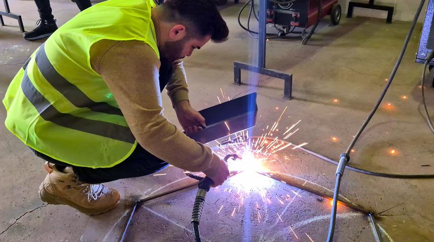 Gelen kuşların yuvasız kaldığını fark ettiler, hurda metallerden yuva yaptılar