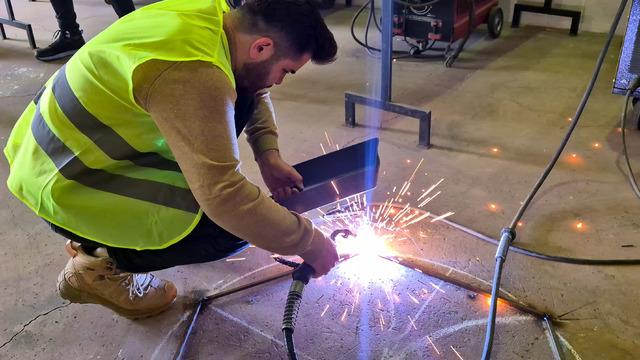 Gelen kuşların yuvasız kaldığını fark ettiler, hurda metallerden yuva yaptılar