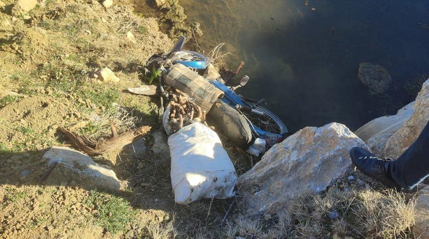 Gezmeye gitmişti! Motosikletinin hakimiyetini kaybetti, su kanalına düştü