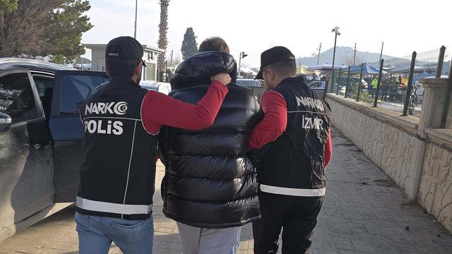 Interpol tarafından kırmızı bültenle aranan şüpheli, İzmir'de yakalandı!