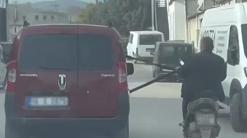 Emniyet kemerine tutunarak motosiklet çektiler