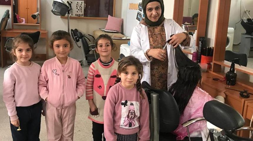 Samsat’ta kızların saç kesimleri ücretsiz yapılıyor