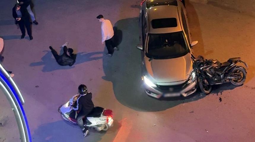 Sakarya'da otomobile çarpan motosikletteki 2 kişi yaralandı