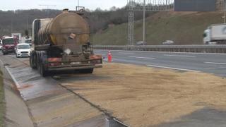 Yer: İstanbul! Tankerden otoyola yayılan kimyasal madde ekipleri harekete geçirdi