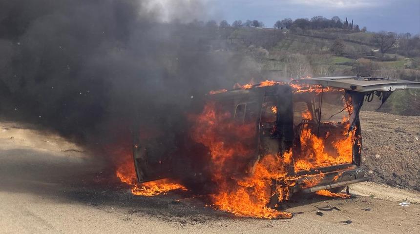 Seyir halindeydi, her şey bir anda oldu... Hafif ticari araç alev alev yandı!