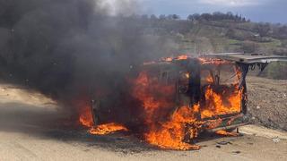 Seyir halindeydi, her şey bir anda oldu... Hafif ticari araç alev alev yandı!