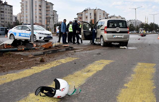 Hafif ticari aracın çarptığı motosiklet sürücüsü öldü