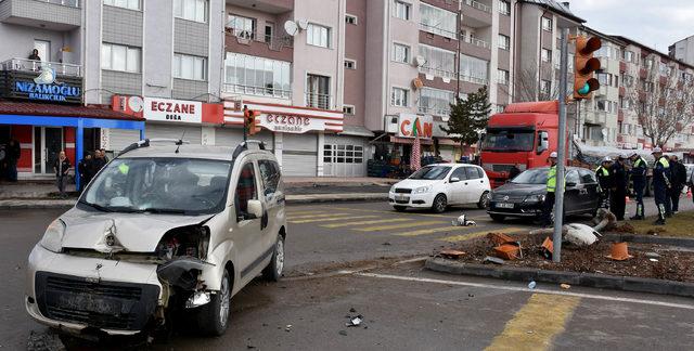 Hafif ticari aracın çarptığı motosiklet sürücüsü öldü