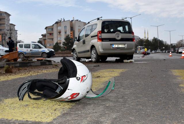 Hafif ticari aracın çarptığı motosiklet sürücüsü öldü