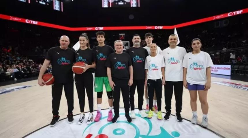 Spor Bakanı Osman Aşkın Bak, gösteri maçında parkeye çıktı!